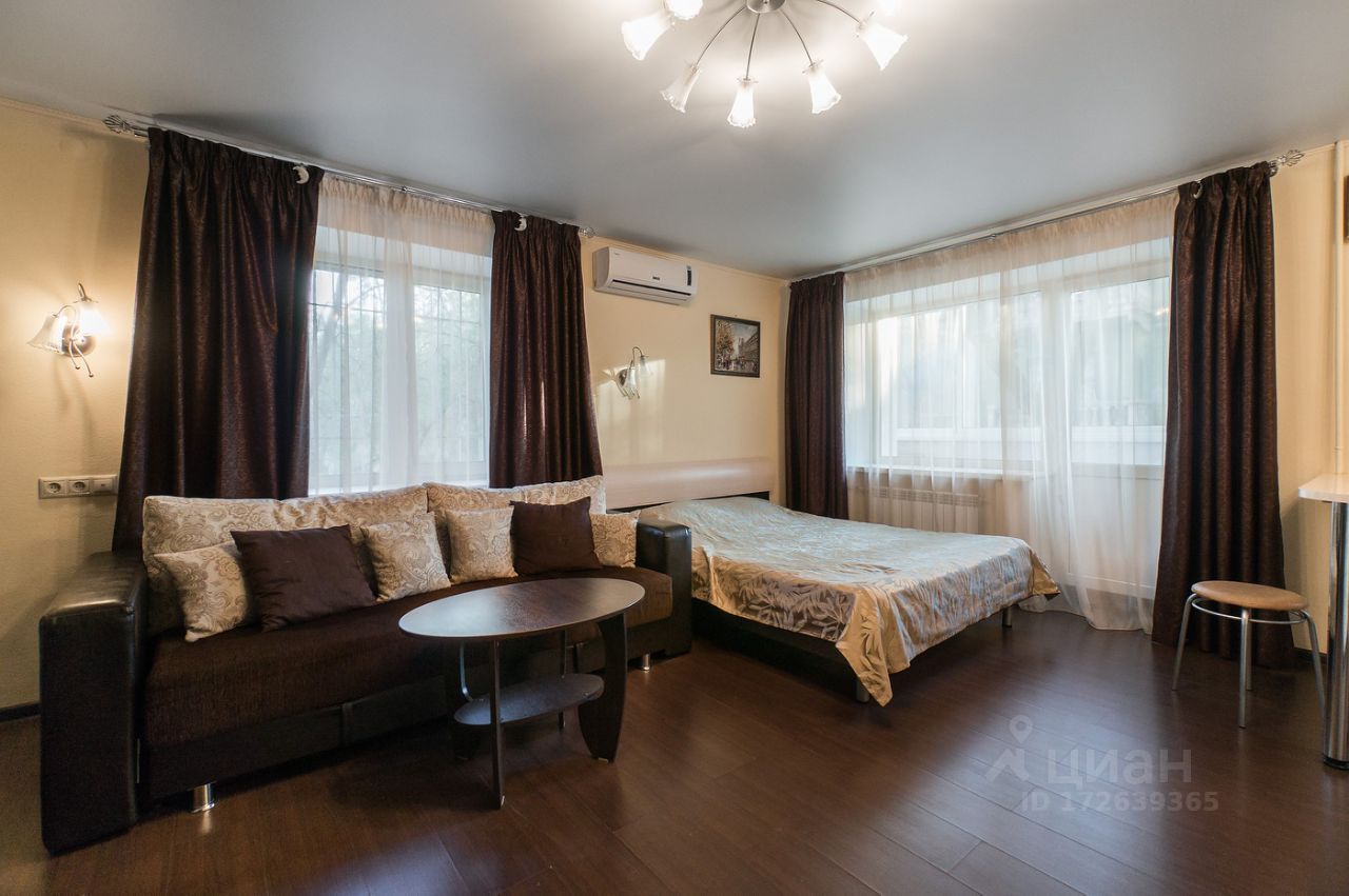 Уютная квартира в Екатеринбурге, 33 кв.м., на 2 этаже. Светлая комната с диваном, кроватью и кондиционером. Отлично подходит для посуточной аренды.