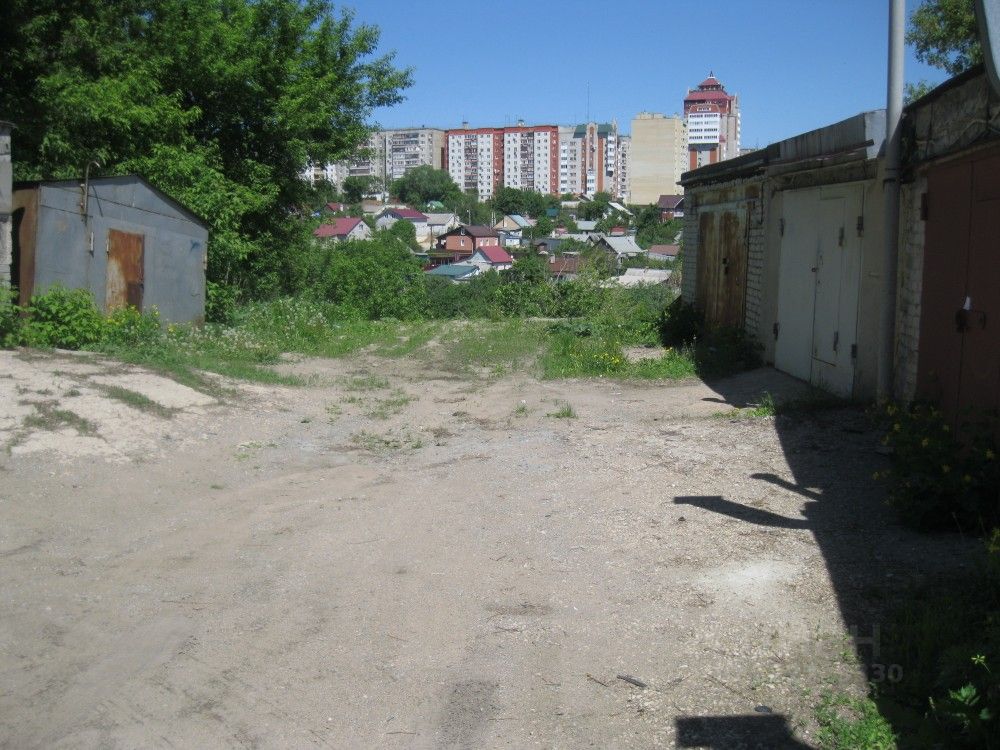 Продается гараж в Липецке, площадь 26.8 кв.м. Удобное расположение, рядом жилые дома, зелёная зона. Отличное место для хранения.