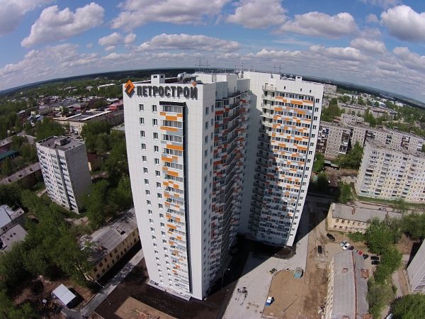 Әйелін сиқытып жатыр, күйеуі келеді.