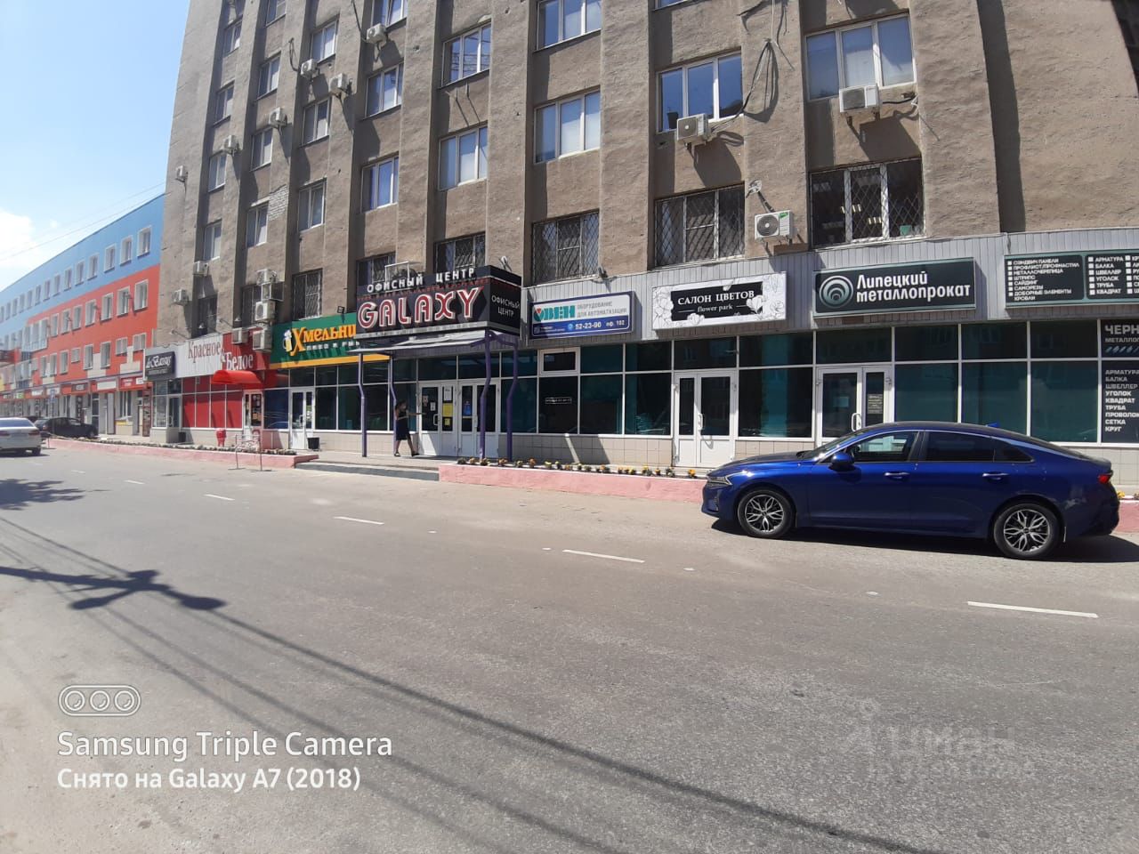 Торговая площадь 12 кв.м в Липецке. 1 этаж, без отделки. Удобное расположение на оживленной улице, рядом с магазинами и офисами.