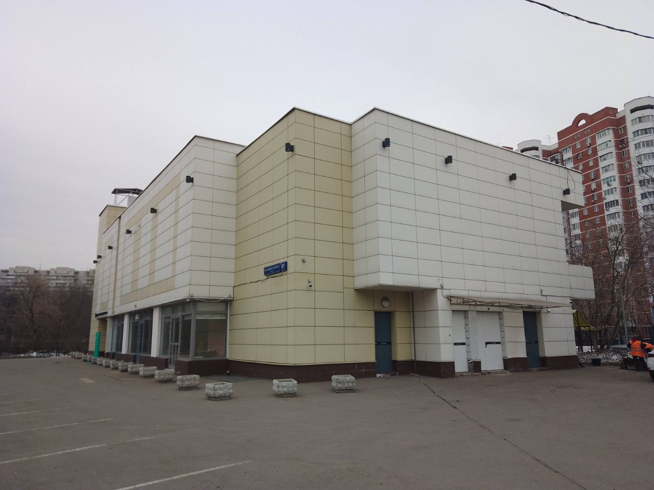 Торговом центре на ул. Краснобогатырская, 87