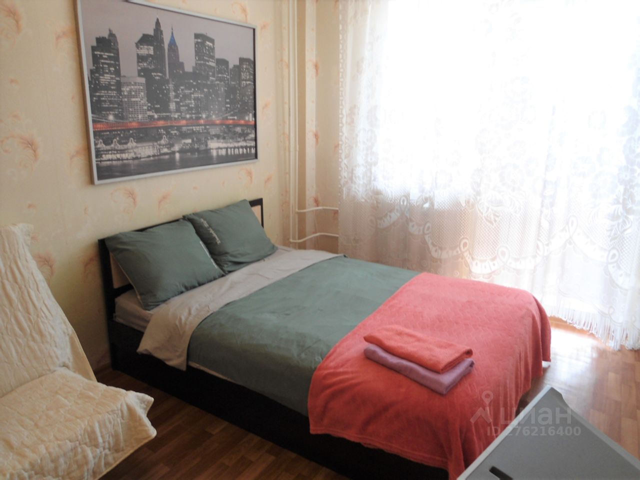 Уютная квартира в Екатеринбурге, 32 кв.м, 14 этаж, 1 комната, без отделки, просторная жилая зона, светлая кухня, посуточная аренда.