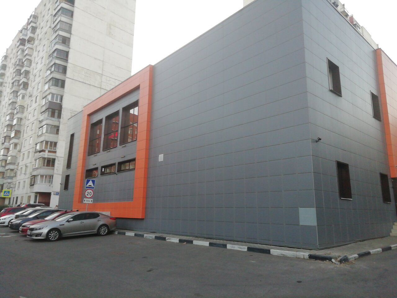 Торговом центре на проспекте Мельникова, 4с1