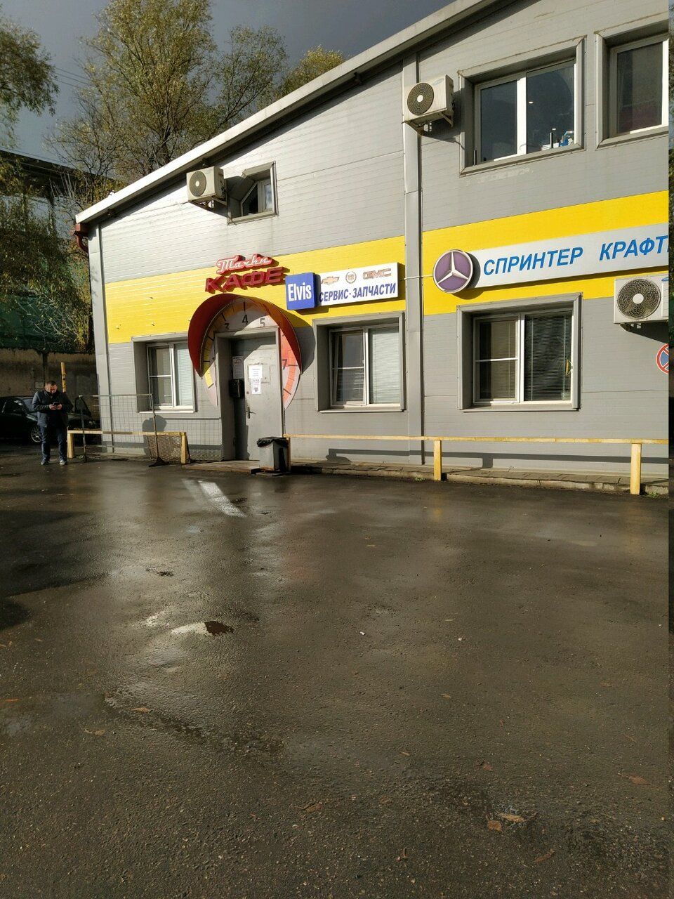 Торговом центре в Нагорном проезде, 2Б