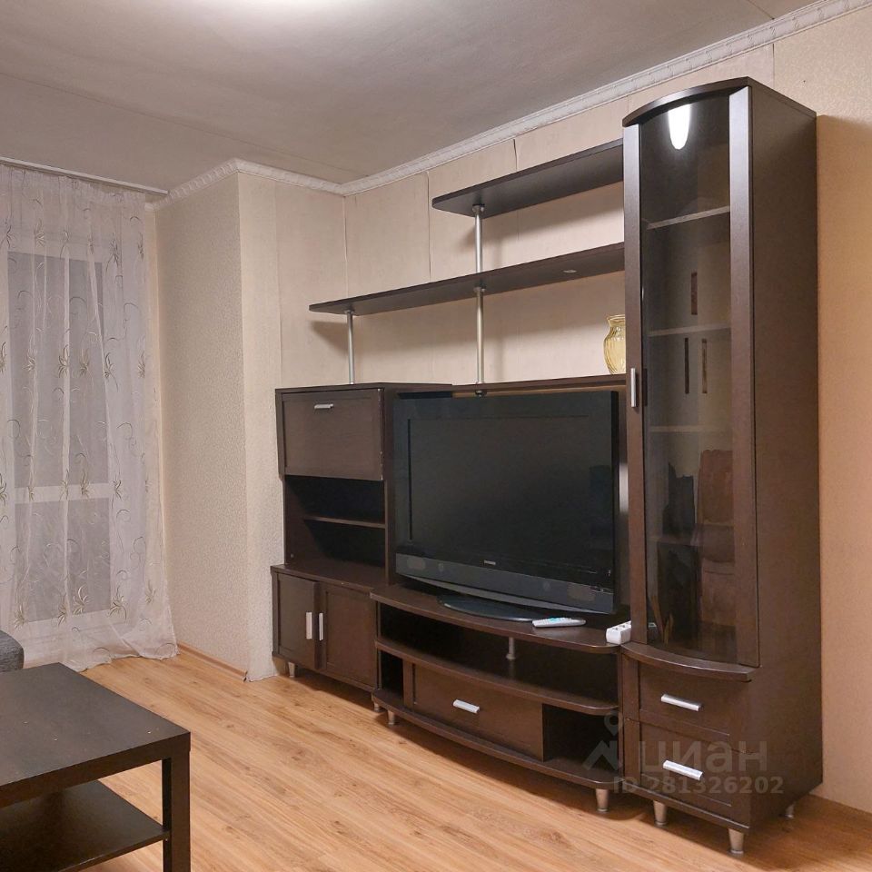 Уютная 2-комнатная квартира в Екатеринбурге. Современная мебель, светлая гостиная, 3 этаж. Идеально для посуточной аренды.