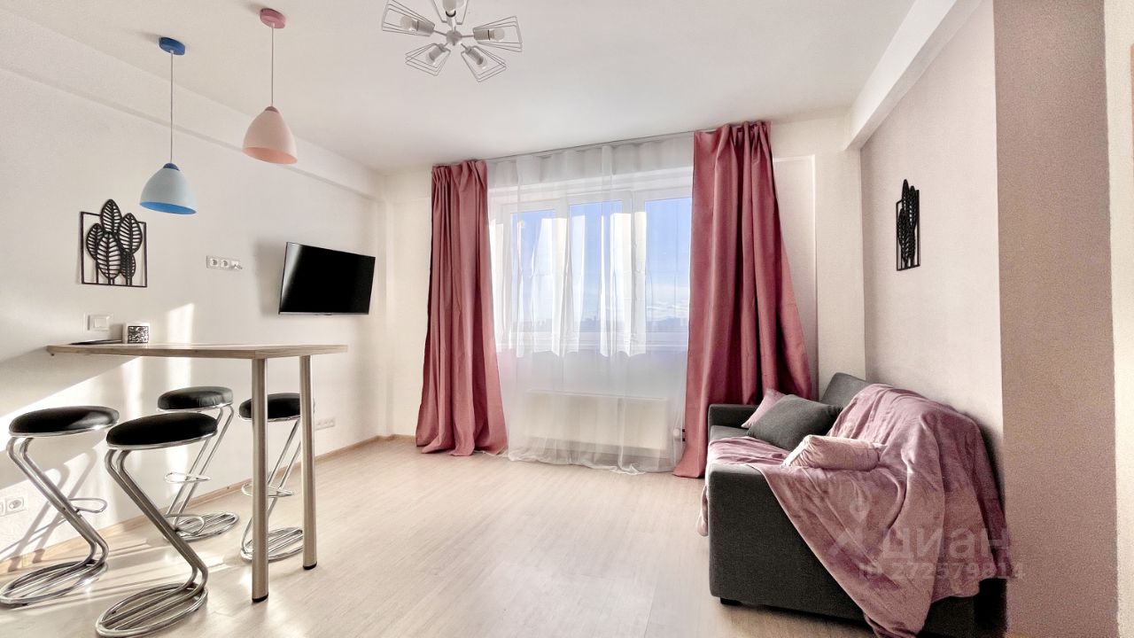 Современная квартира в Екатеринбурге, 45 кв.м, кухня 25 кв.м. Стильный интерьер, 24 этаж, уютная обстановка, посуточная аренда.