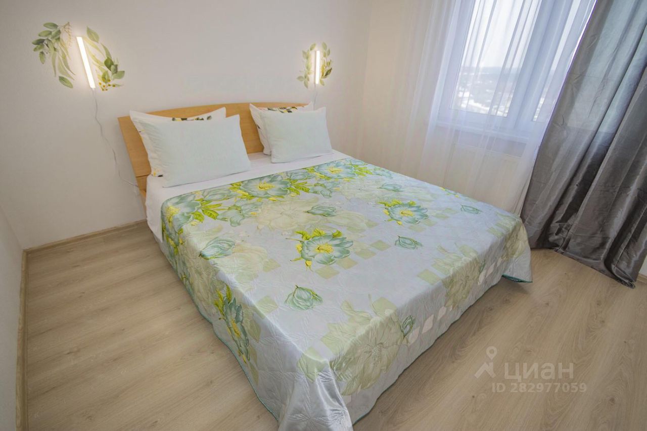 Светлая квартира на 22 этаже в Екатеринбурге, уютная спальня с двухспальной кроватью, свежий ремонт, посуточная аренда, 38 кв.м.