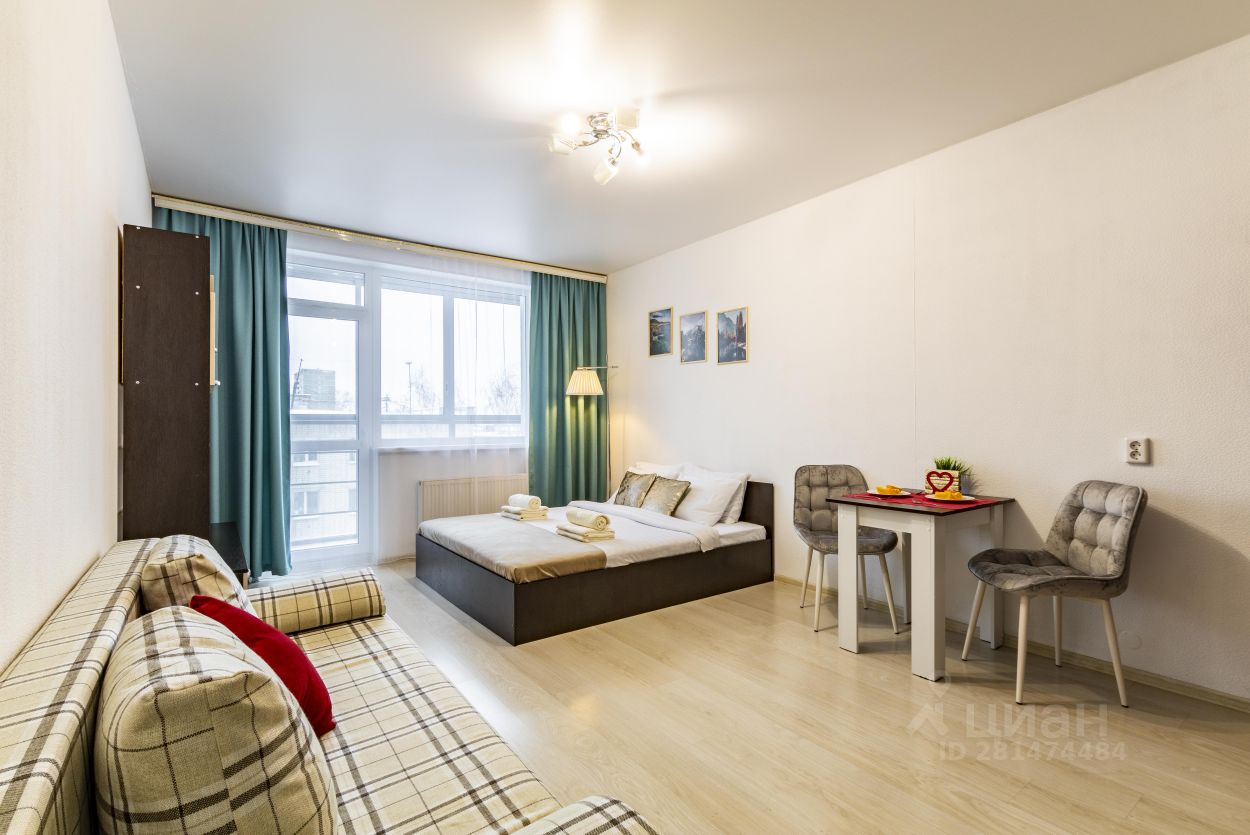 Уютная квартира на 6 этаже в Екатеринбурге, 35 кв.м, кухня 10 кв.м, жилая 20 кв.м, современный интерьер, светлая комната, удобная мебель