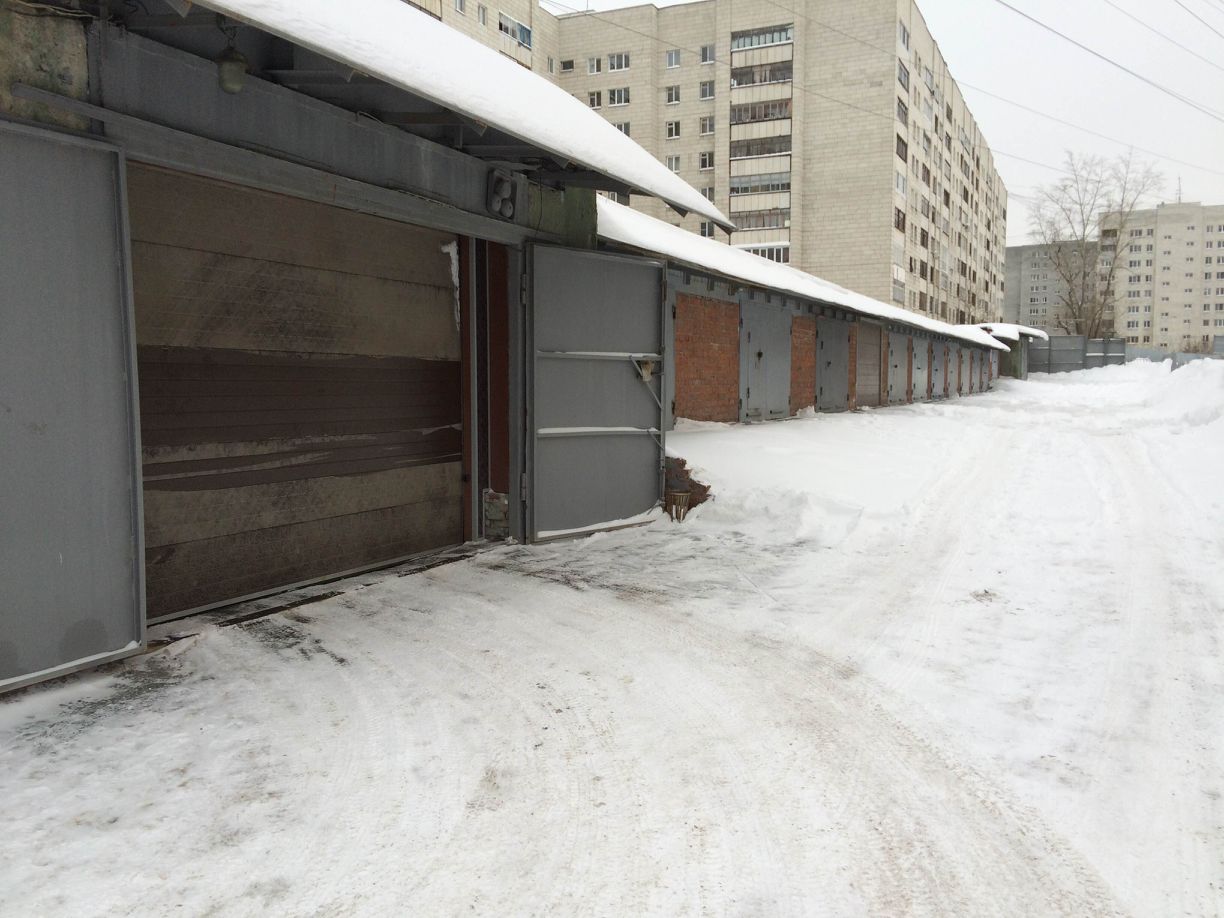 Продается гараж в Екатеринбурге, площадь 18 кв.м. Удобное расположение, просторный въезд, надежные ворота, рядом жилые дома.