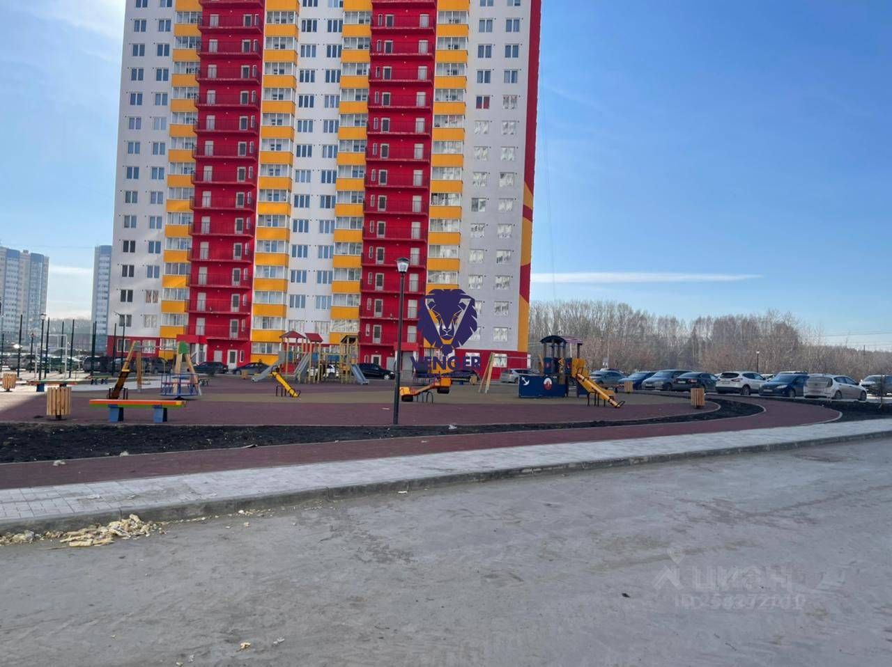 Многоэтажное здание выполнено в современном архитектурном стиле с яркими цветовыми акцентами. Основные элементы дизайна включают красные и желтые балконы, которые придают фасаду динамичность. На переднем плане расположена детская площадка с игровыми комплексами, горками и качелями, что создает уютную атмосферу для семейного отдыха. Использованы качественные материалы, такие как бетон и металл, с яркой окраской, что делает пространство привлекательным. Цветовая гамма сочетает в себе красный, желтый и белый, что создает контраст и визуальную привлекательность.