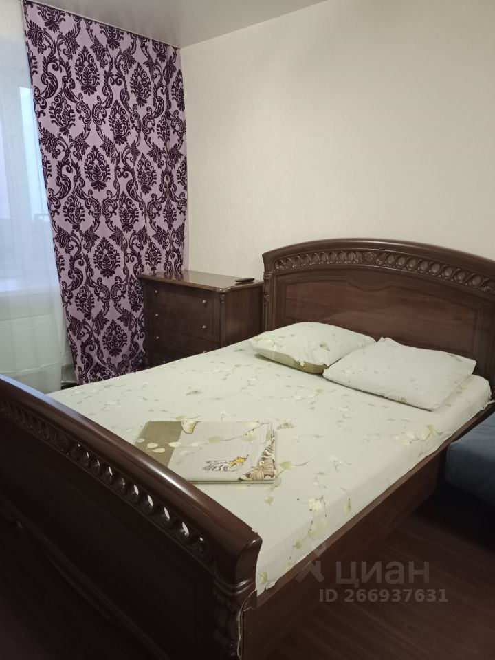 Уютная квартира с деревянной мебелью, 7 этаж, посуточная аренда, Екатеринбург. Просторная спальня с двуспальной кроватью и комодом.