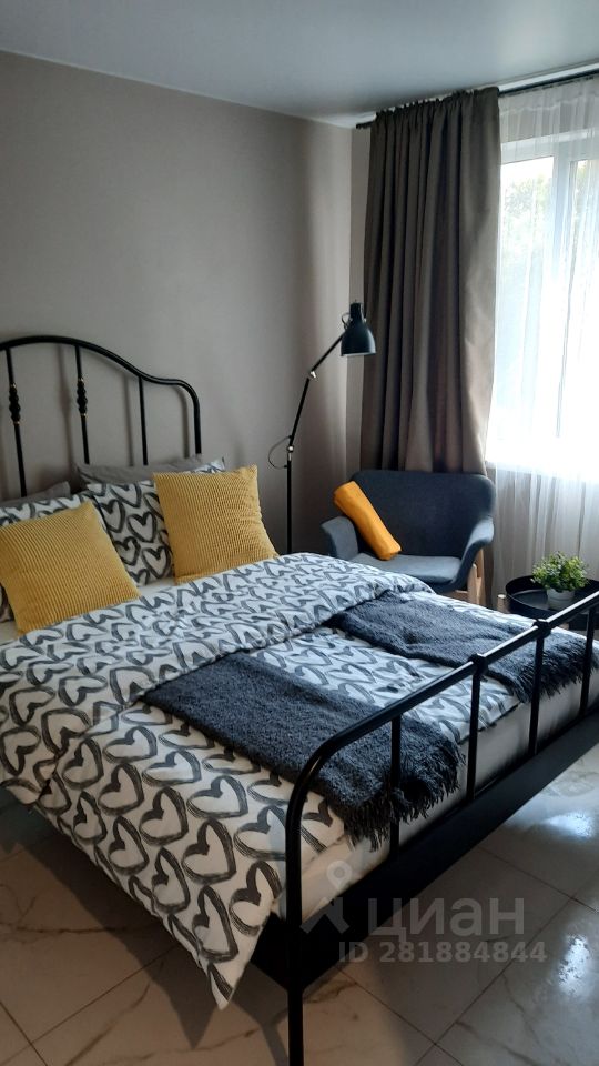 Уютная квартира в Екатеринбурге, посуточная аренда. Просторная комната с современной мебелью, светлая и комфортная.