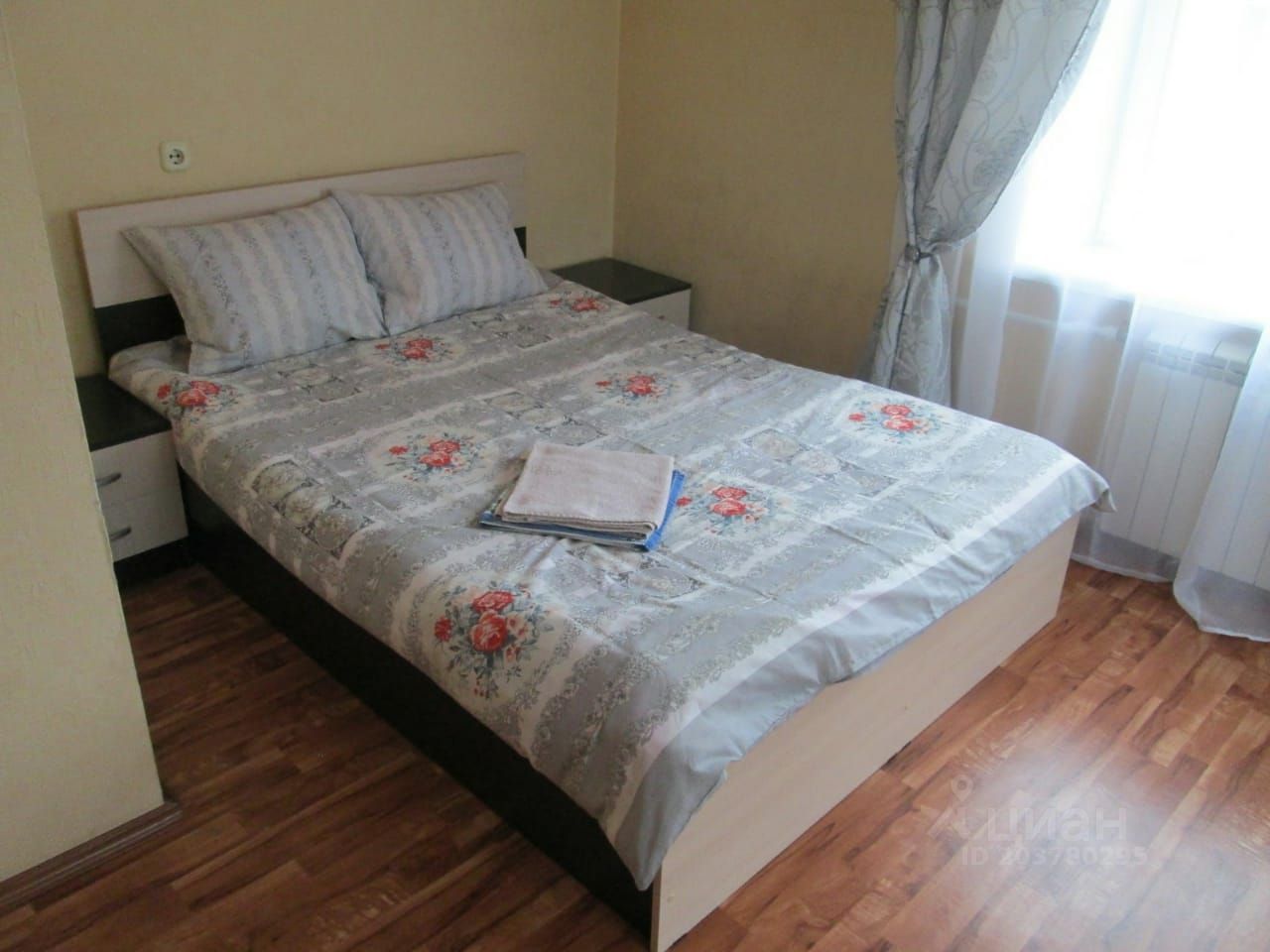 Уютная однокомнатная квартира в Екатеринбурге, посуточная аренда. Площадь 30.5 кв.м, 3 этаж, светлая спальня с двуспальной кроватью.