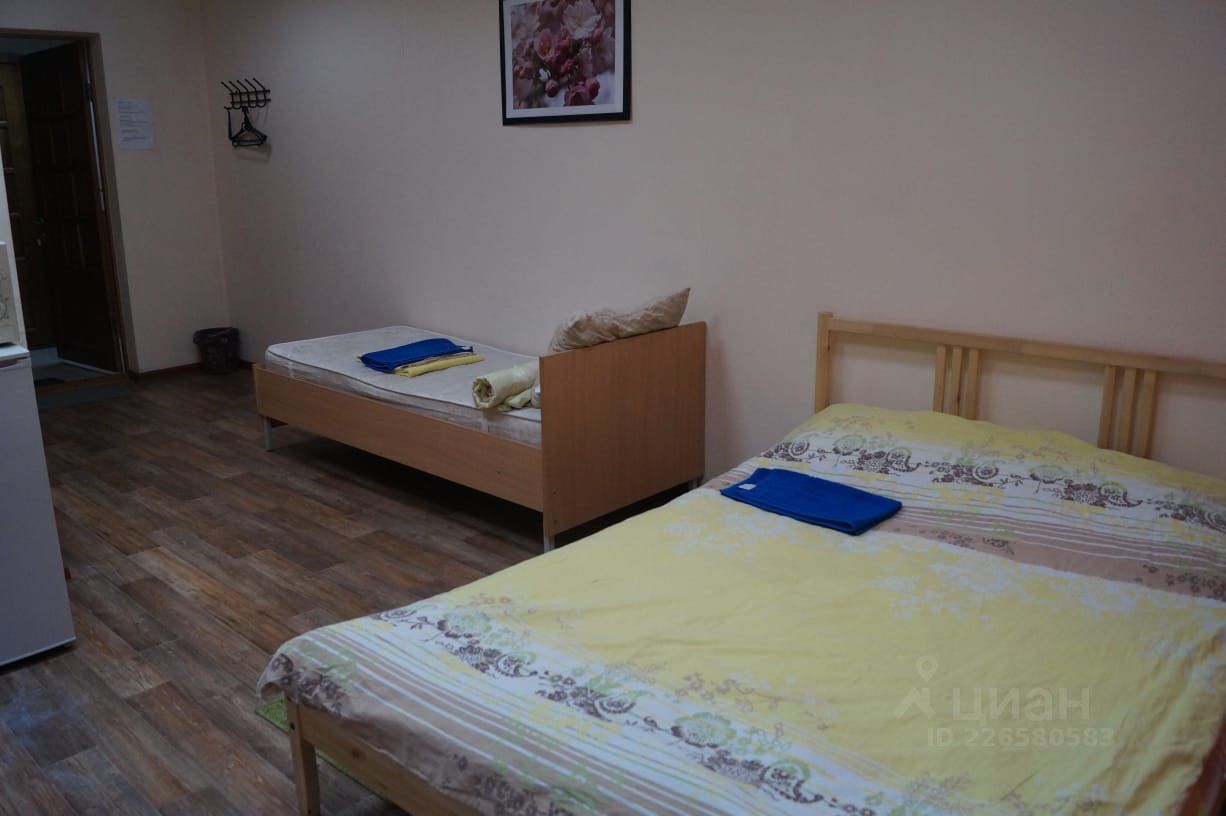 Уютная квартира в Екатеринбурге, 28 кв.м, на 2 этаже. Просторная комната с двумя кроватями и деревянным полом. Идеально для краткосрочного проживания.