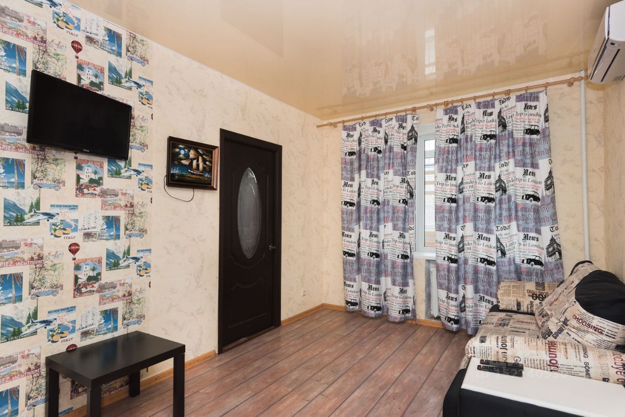 Уютная квартира в Екатеринбурге, 2 комнаты, 45 кв.м, 2 этаж. Светлая гостиная с современным декором, телевизор, кондиционер, стильные шторы.