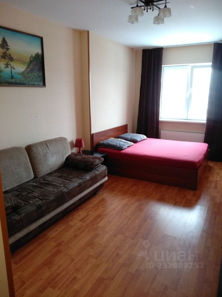Светлая квартира в Екатеринбурге, 39.6 кв.м, 11 этаж, просторная комната, уютная кровать и диван, современный интерьер, посуточная аренда