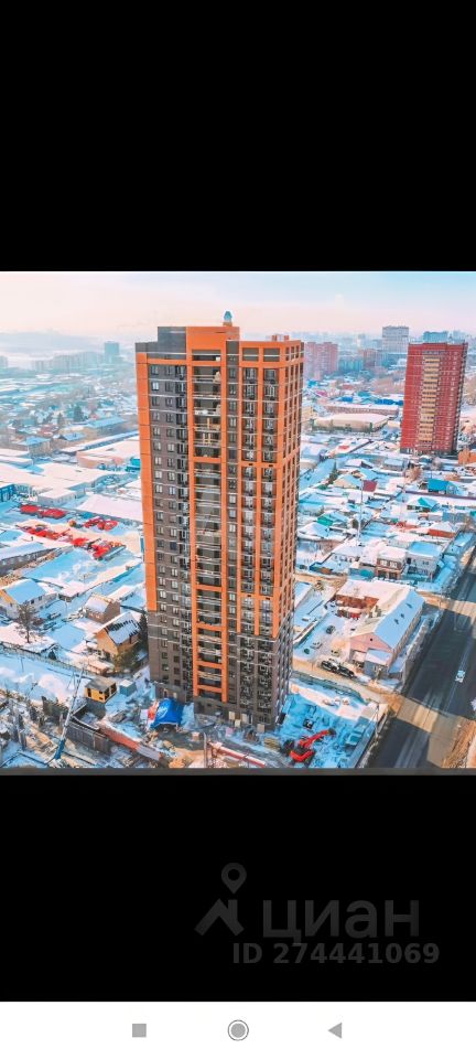 Высотное здание выполнено в современном архитектурном стиле с яркими оранжевыми и серыми элементами фасада. Структурные особенности включают большие окна, обеспечивающие естественное освещение, и балконы, создающие открытость. Здание имеет четкие линии и симметричную форму, что придает ему элегантный вид. Используемые материалы включают бетон и стекло, а цветовая палитра сочетает теплые и холодные оттенки. Визуально здание гармонирует с окружающей городской средой, подчеркивая современность и стиль жизни.