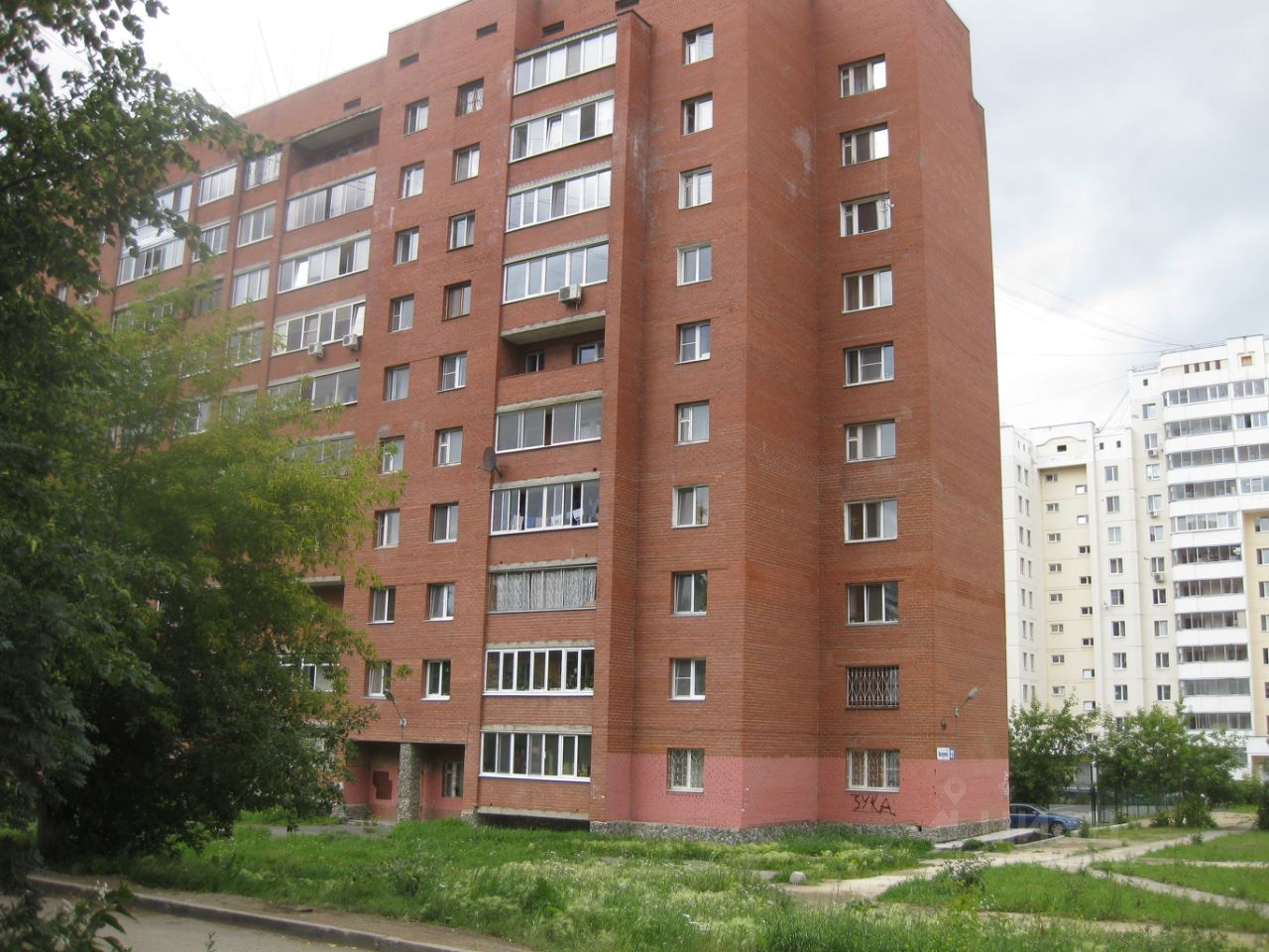 Койко-место в 5-комнатной квартире, 6 этаж, 138 кв.м, кухня 42 кв.м, Екатеринбург. Кирпичный дом, зелёный двор, спокойный район.