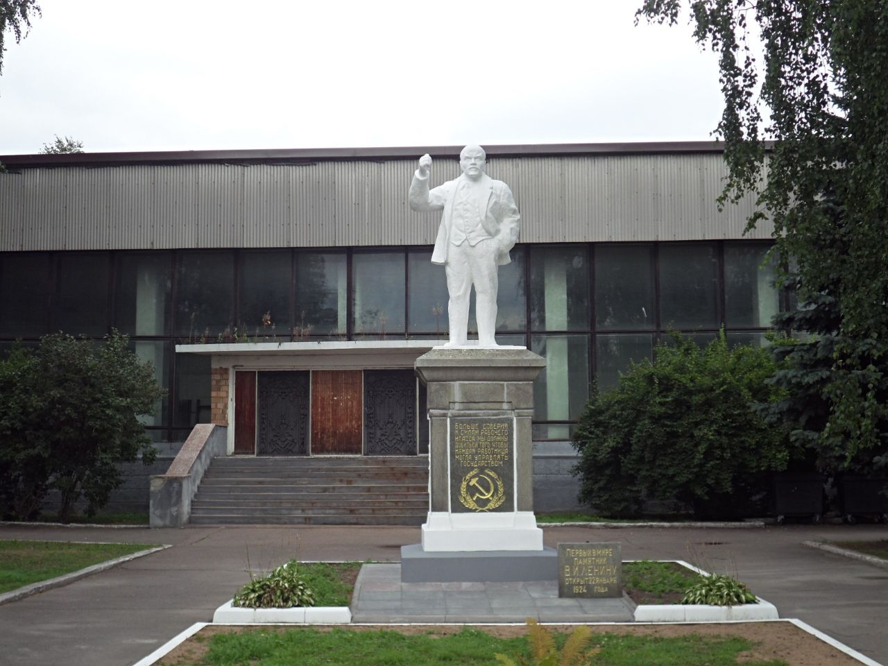 Торговом центре на площади Ленина, 4Б