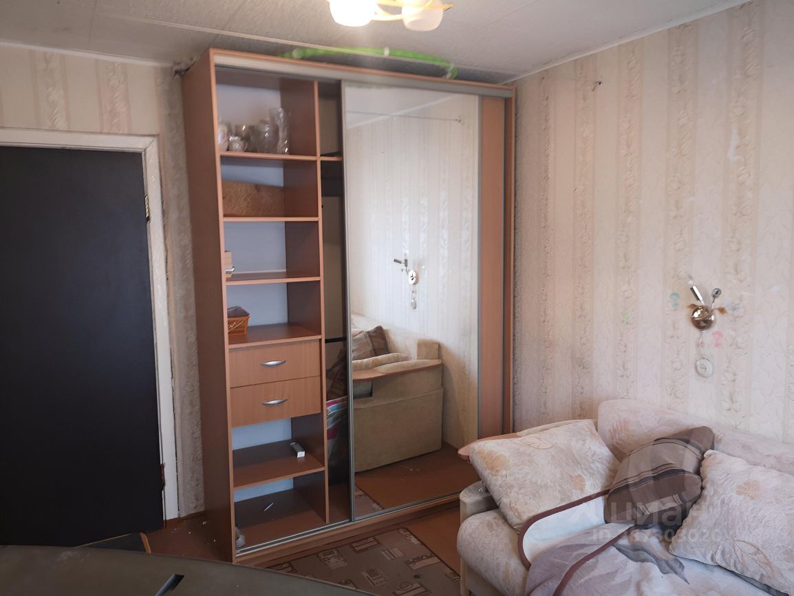 Комната в аренду в Екатеринбурге. Просторная, с большим шкафом-купе и уютным диваном. Светлые обои, первый этаж, общая площадь 68 кв.м.