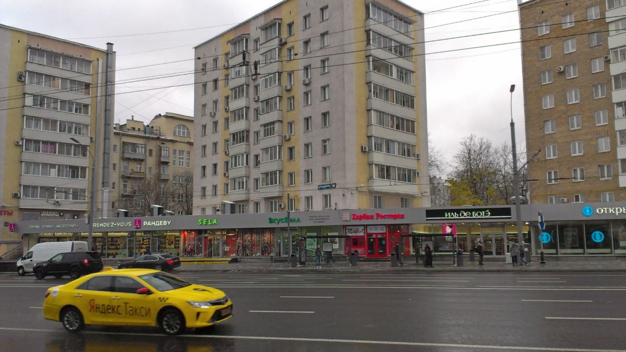 Торговом центре на ул. Большая Якиманка, 52с1