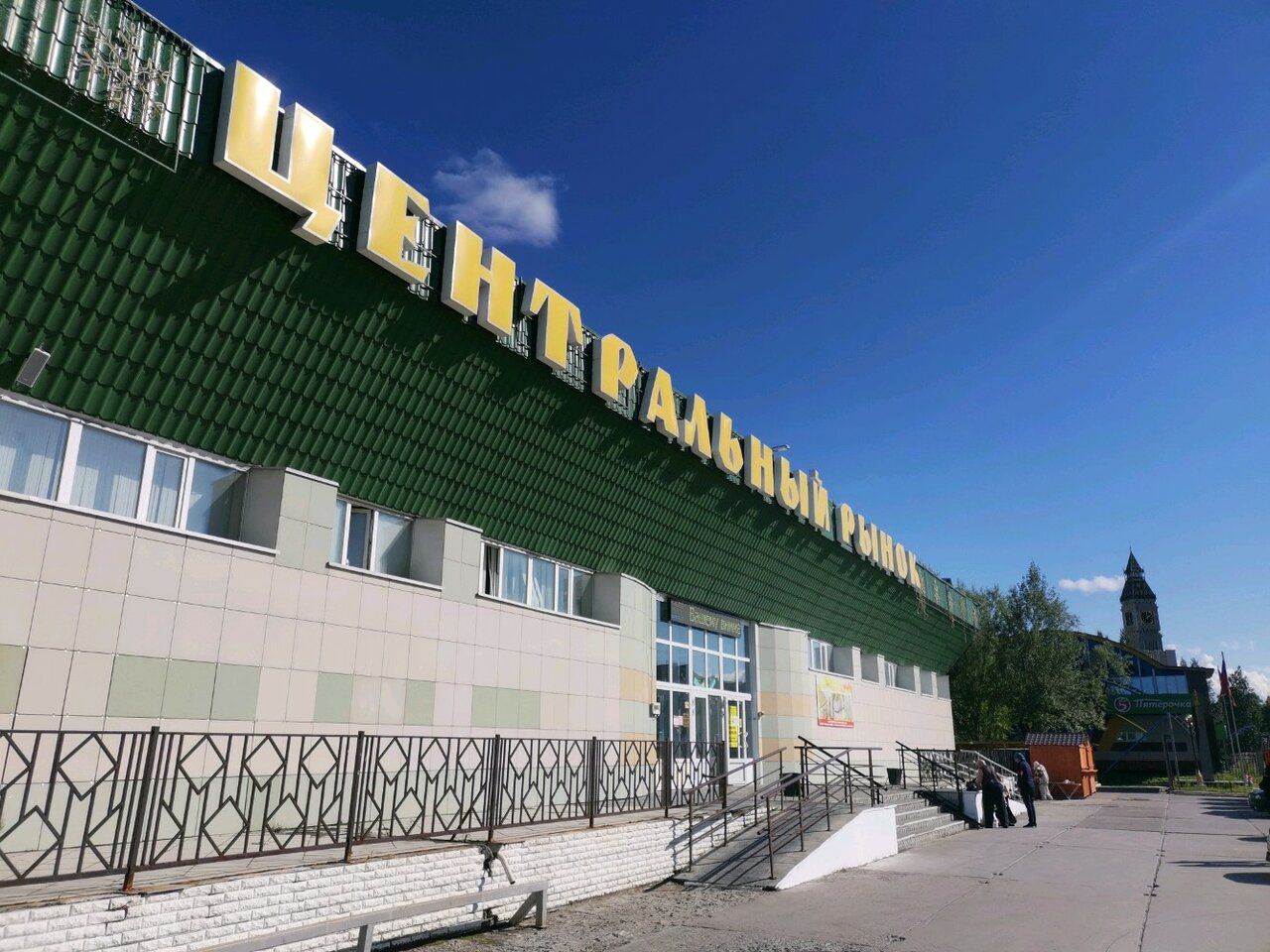 Торговом центре на ул. Островского, 14/1