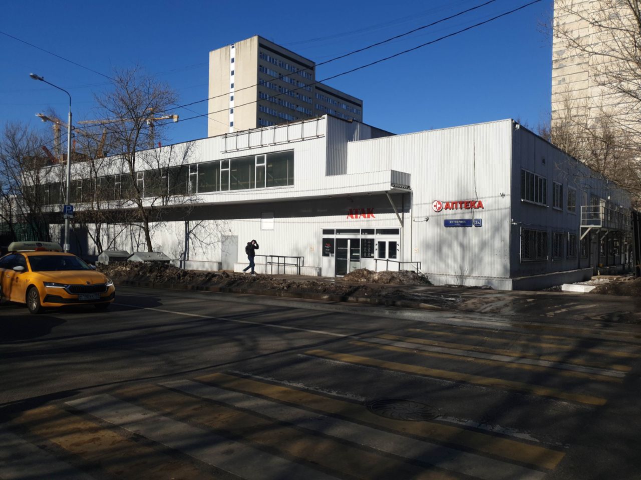 Торговом центре на ул. Бутлерова, 3А