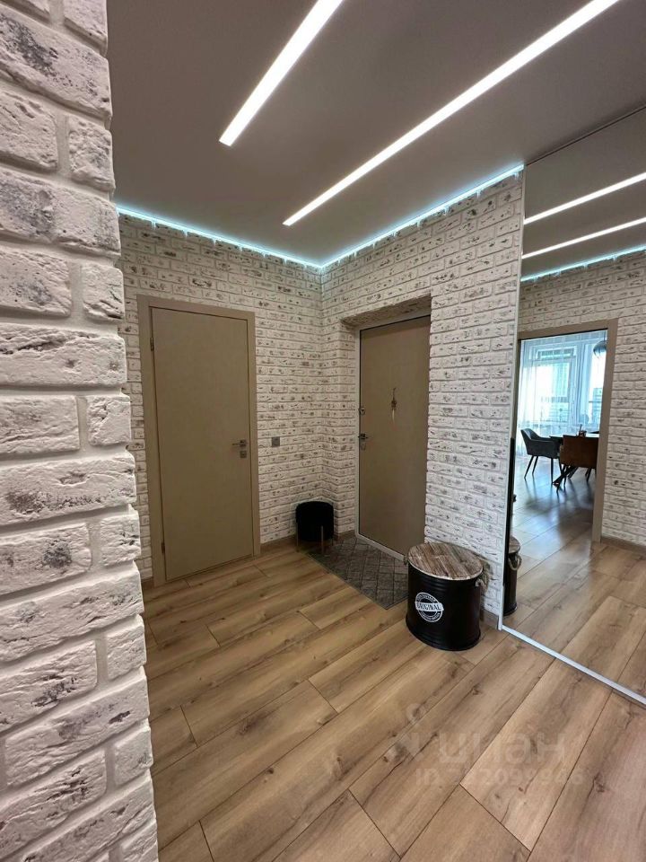 Современная квартира в Екатеринбурге, 23 этаж, 71 кв.м, 2 комнаты, стильный интерьер с кирпичной отделкой и зеркальными элементами.