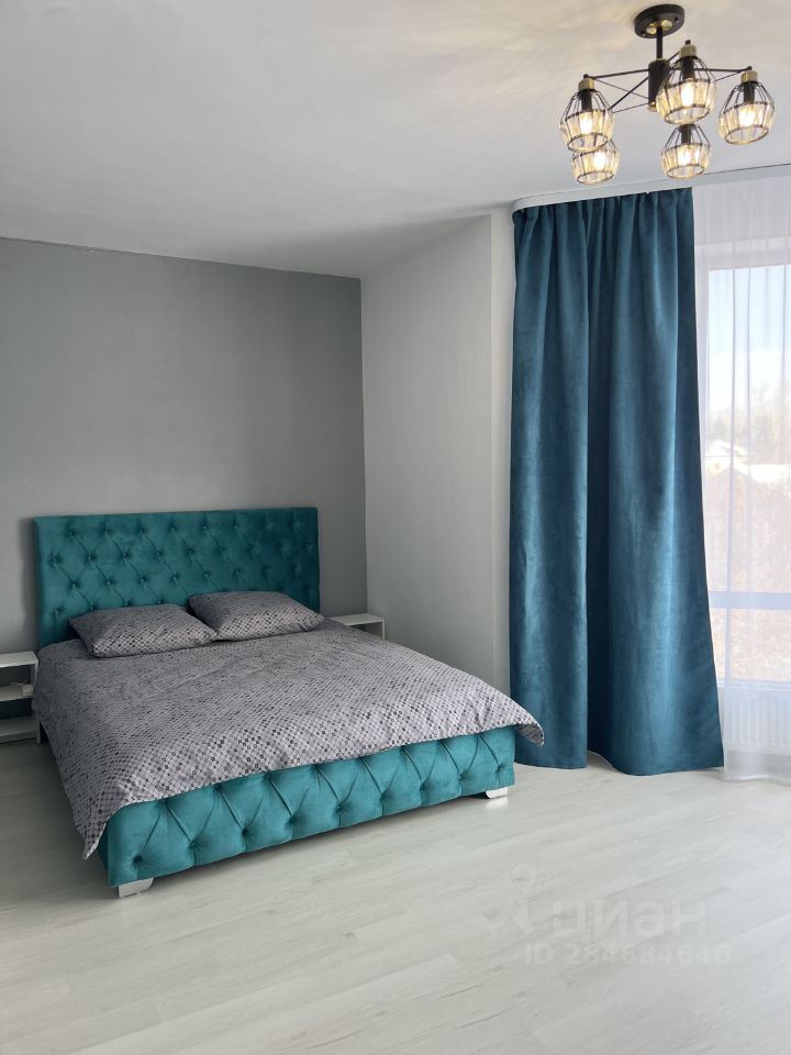 Посуточная аренда квартиры, 35 кв.м, 5 этаж, Екатеринбург. Современная спальня с уютной кроватью и стильными шторами.