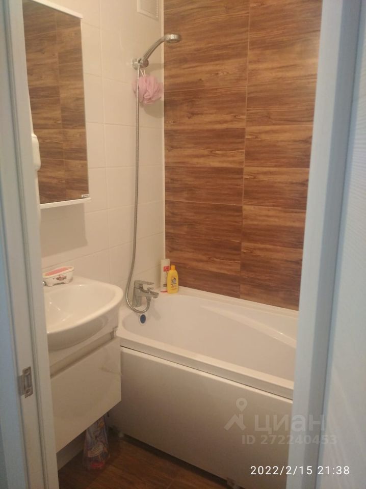 Светлая ванная комната с современной отделкой, удобная раковина и ванна. Чистота и уют, готова к использованию.