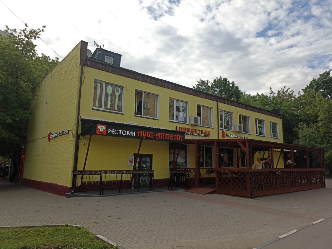 Торговом центре на ул. Дубнинская, 19