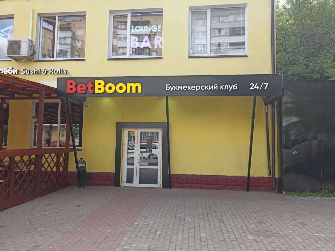 Торговом центре на ул. Дубнинская, 19