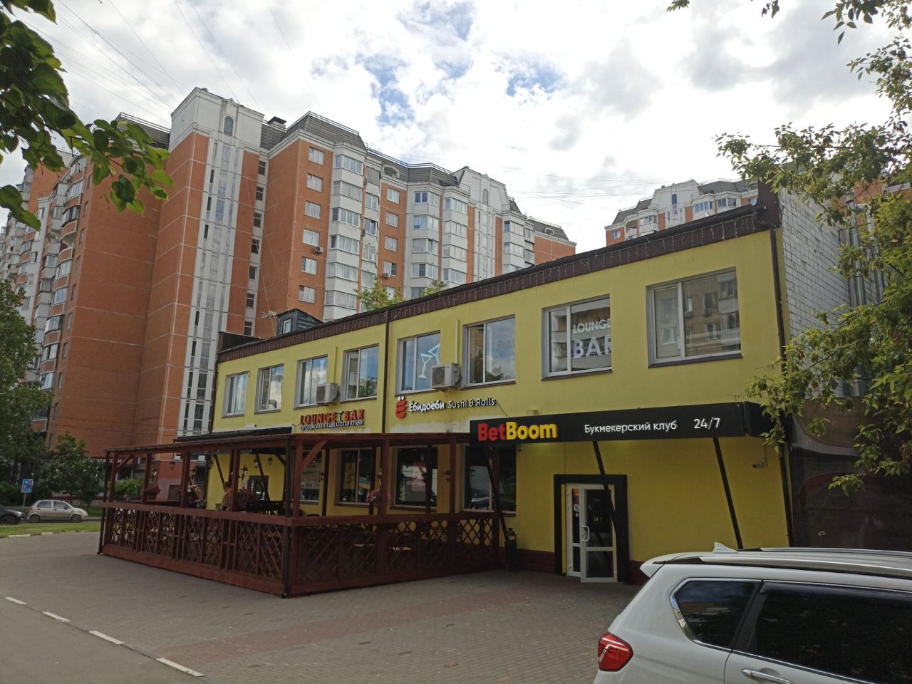 Торговом центре на ул. Дубнинская, 19