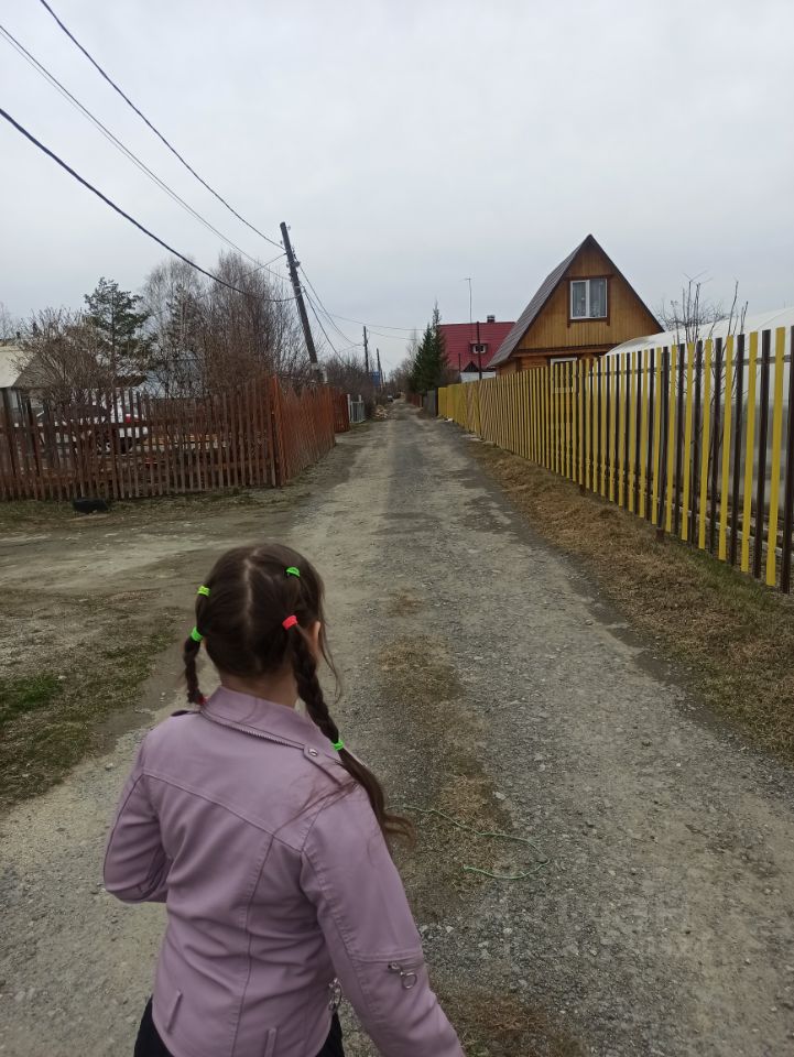Участок в Екатеринбурге, тихая улица, рядом дом, деревянный забор, спокойная атмосфера, идеальное место для строительства.