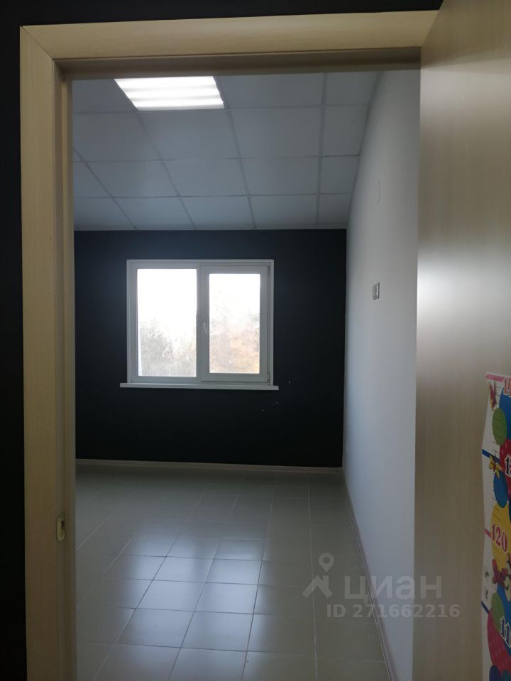 Светлый офис 20 кв.м на 3 этаже в Барнауле. Без отделки, просторное окно, плиточный пол. Идеально для бизнеса.