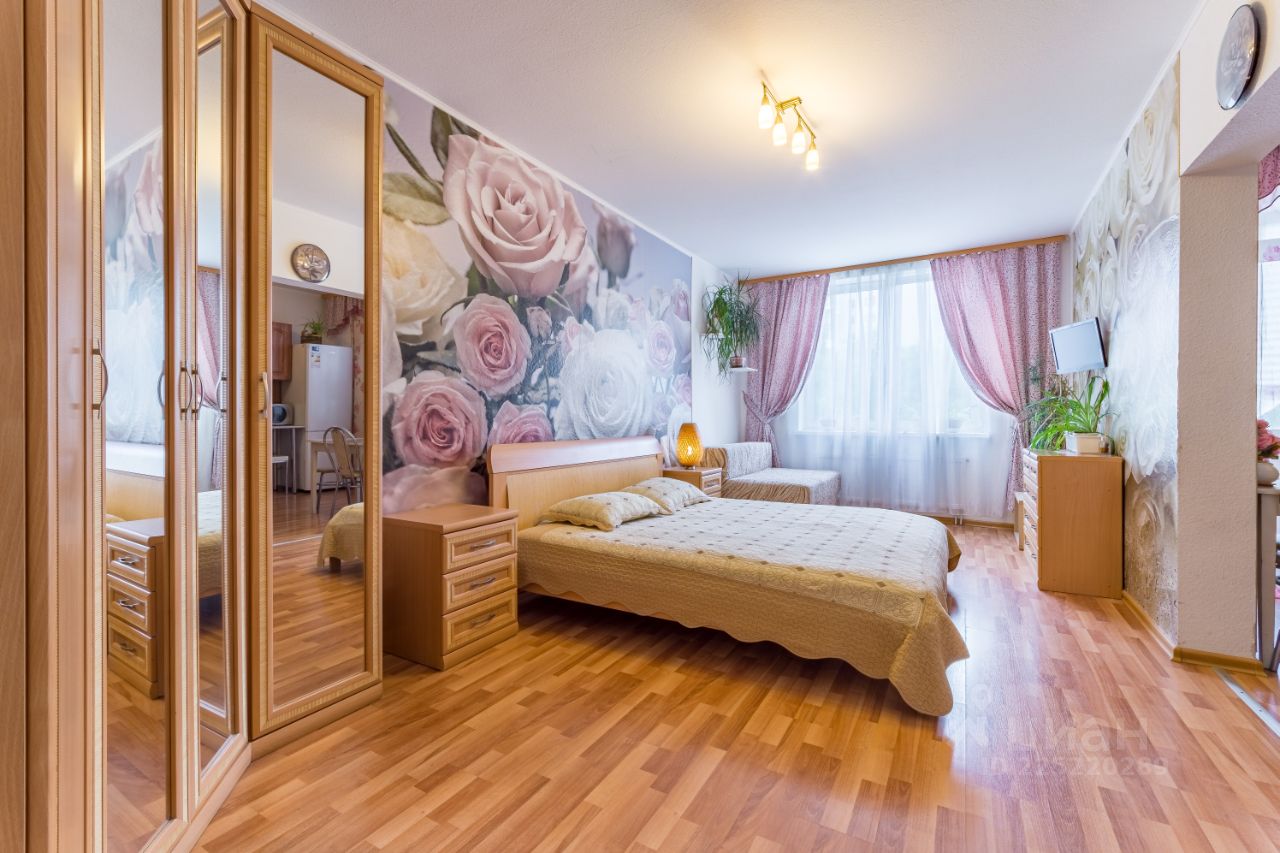 Уютная квартира с цветочным декором, светлая комната, большая кухня, 2 этаж, центр Екатеринбурга. Идеально для посуточной аренды.
