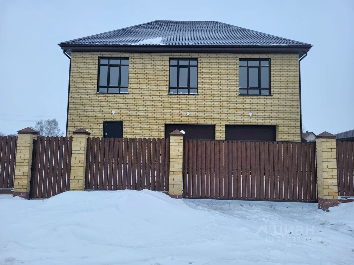 Продается коттедж в Барнауле, 400 кв.м, без отделки. Современный фасад, кирпичный забор, просторный двор, тихий район.