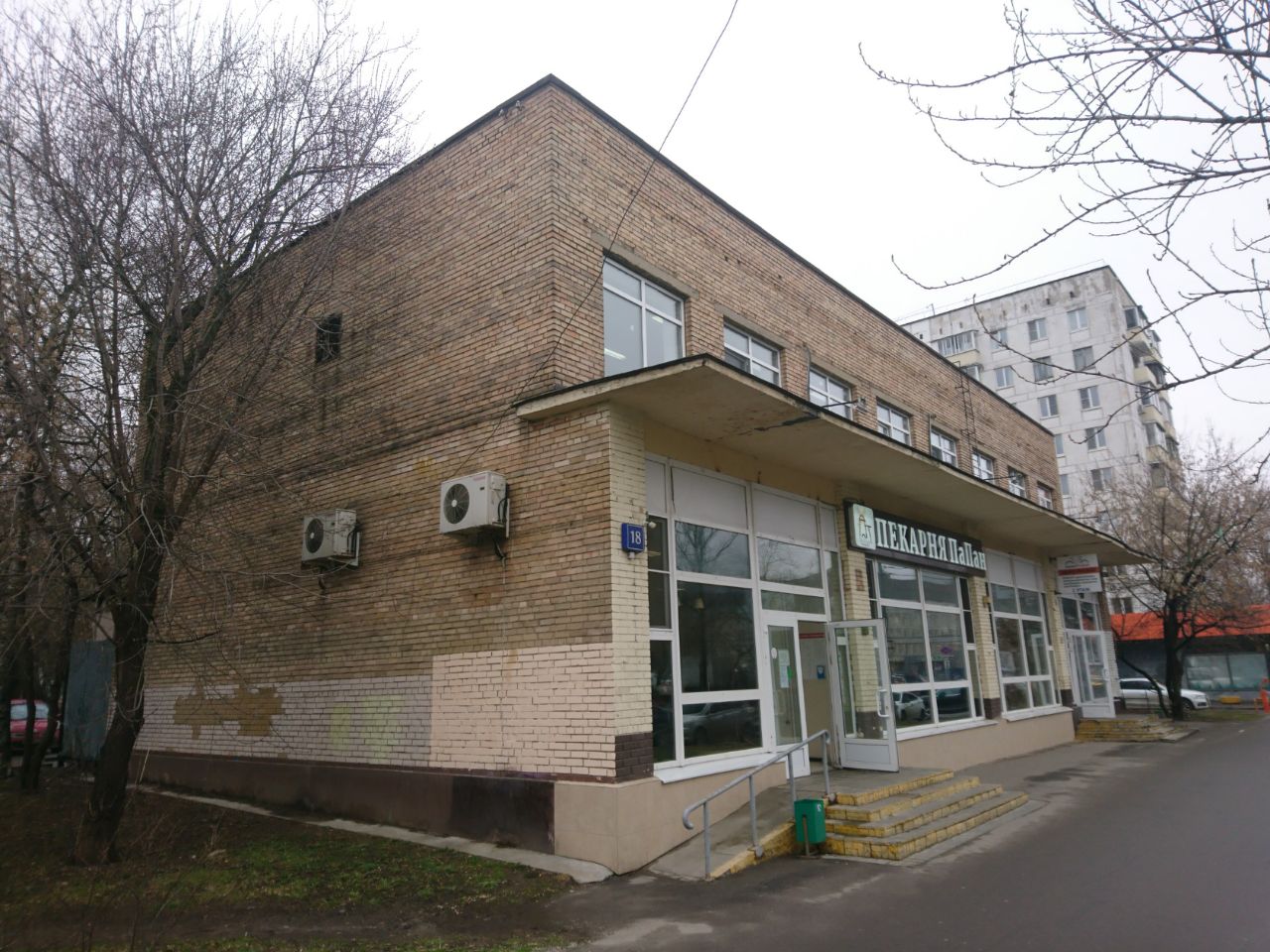 Торговом центре на ул. Академика Королёва, 18