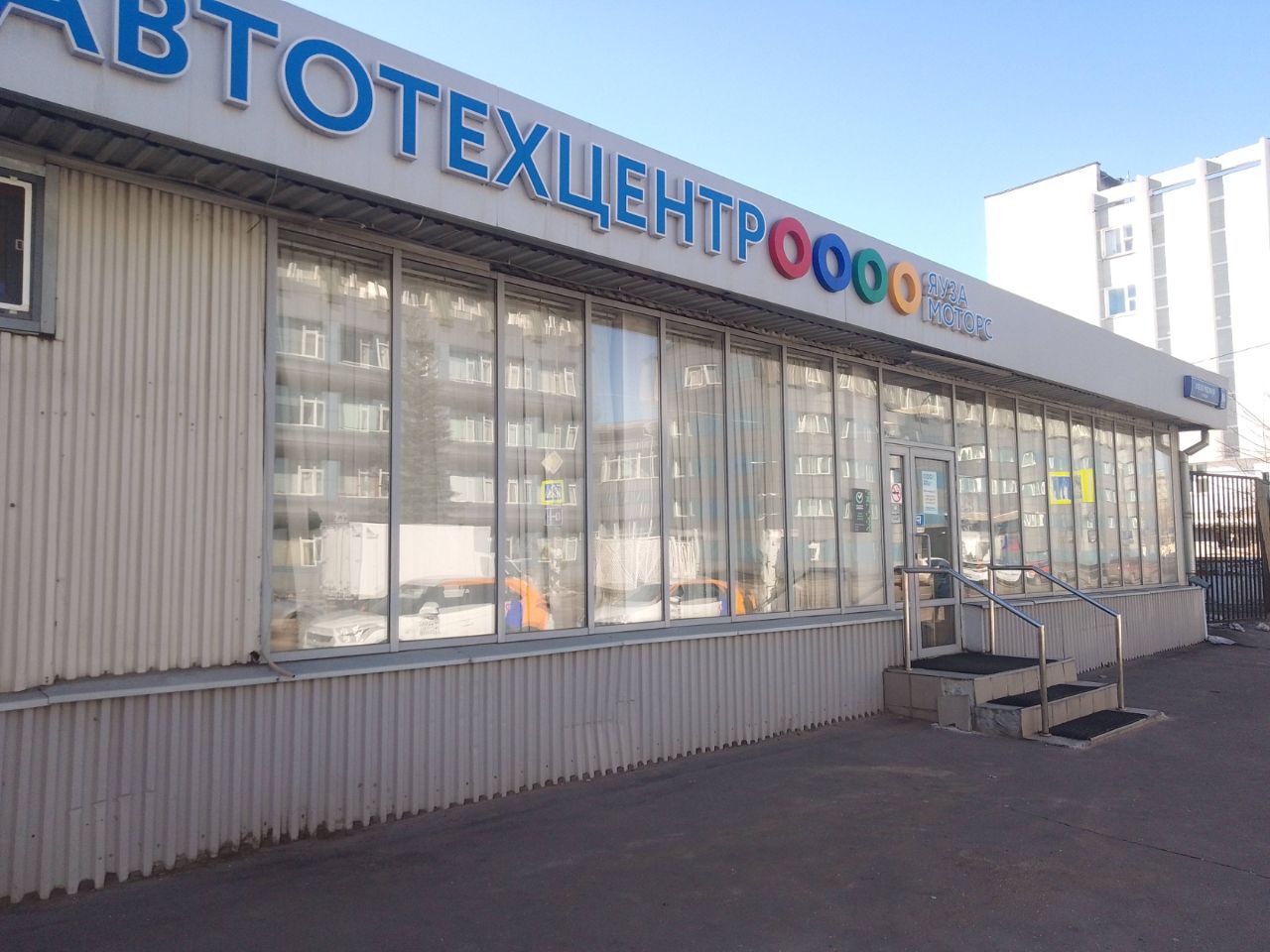 Торговом центре на ул. Электродная, 14с1
