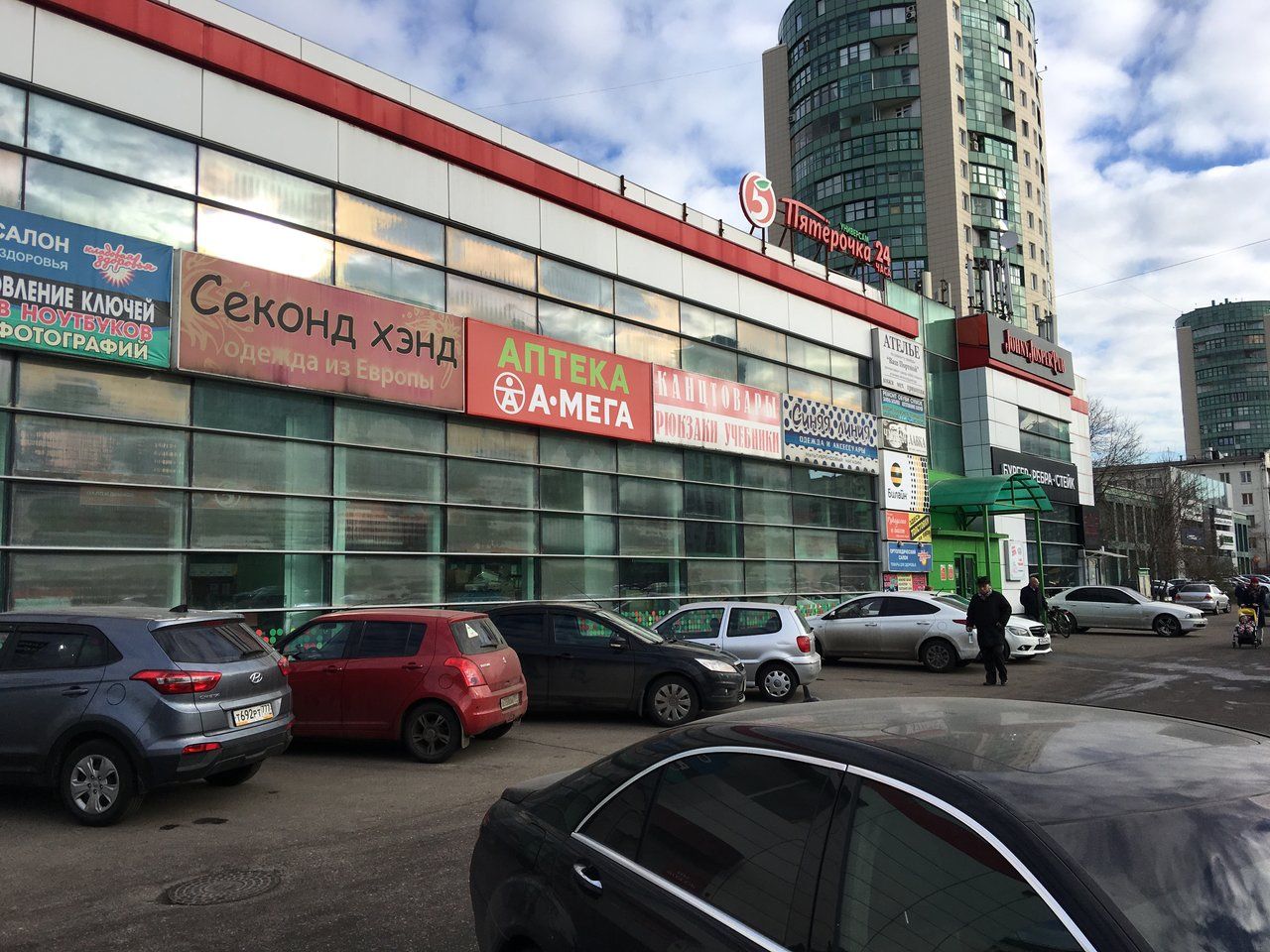 Торговом центре на проспекте Маршала Жукова, 60