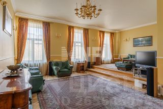 4-комн.кв., 181 м², этаж 4