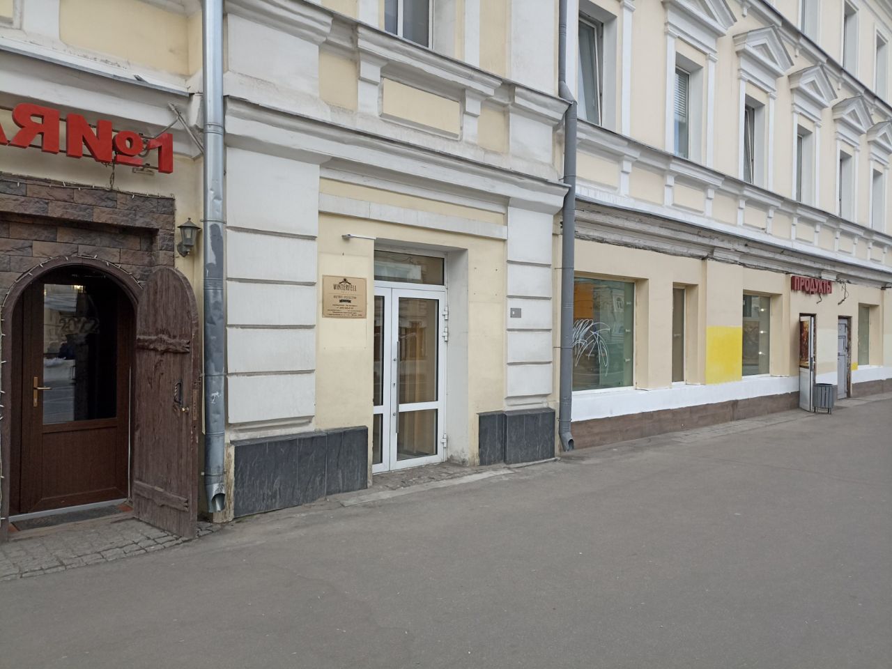 Торговом центре на ул. Старая Басманная, 7с1
