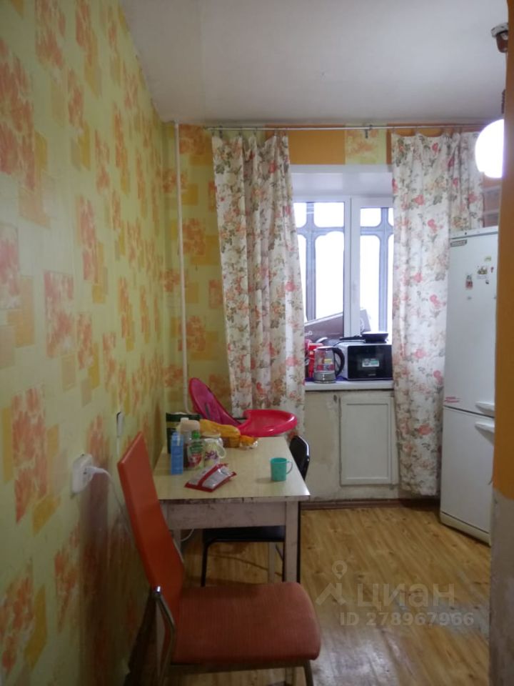 Квартира в Барнауле, 46.6 кв.м, кухня 6 кв.м, 2 комнаты, 1 этаж. Уютная кухня с окном, светлые обои, деревянный пол.