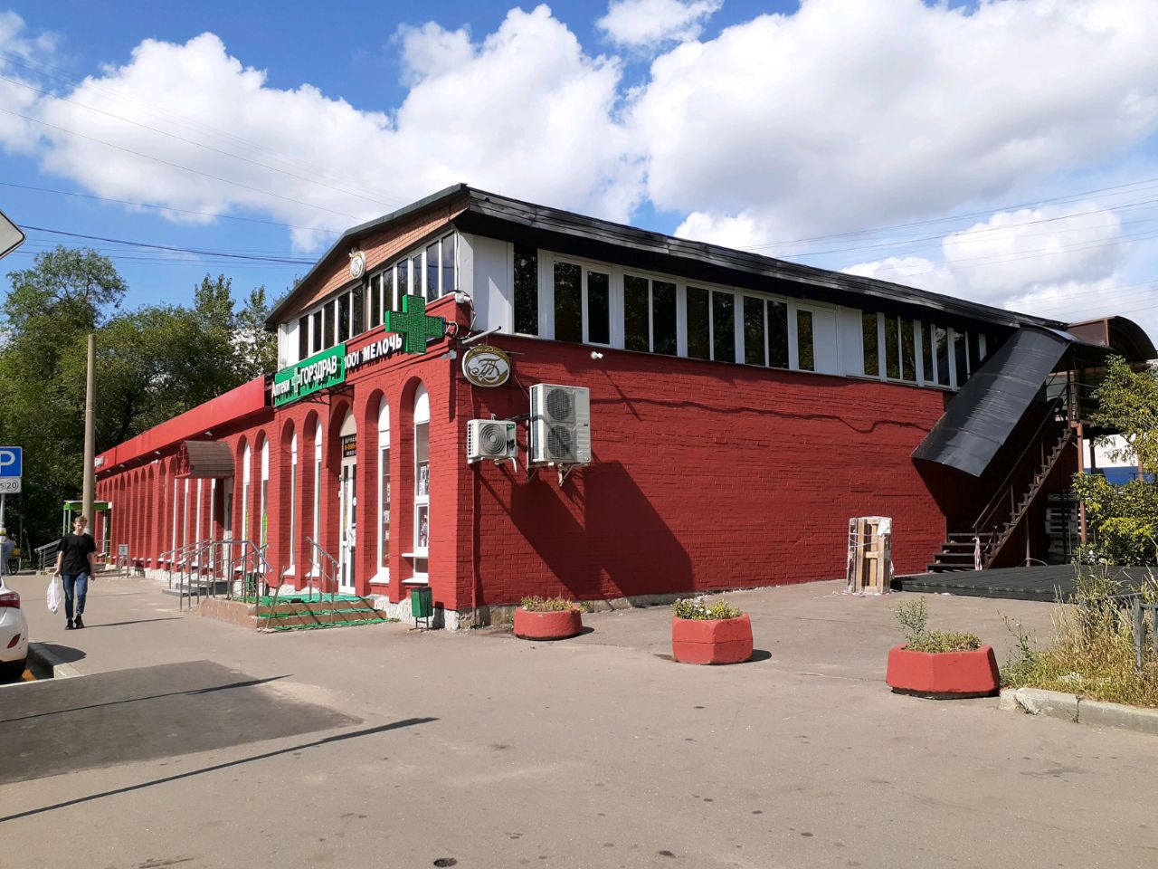 Торговом центре на ул. Новолесная, 8/12