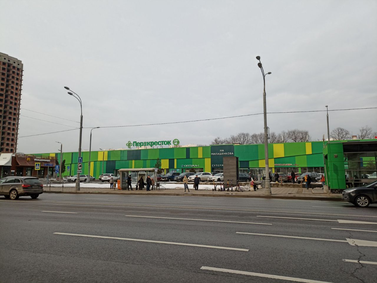 Торговом центре на ул. Милашенкова, 4с7