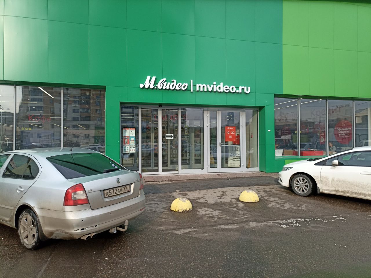 Торговом центре на ул. Милашенкова, 4с7