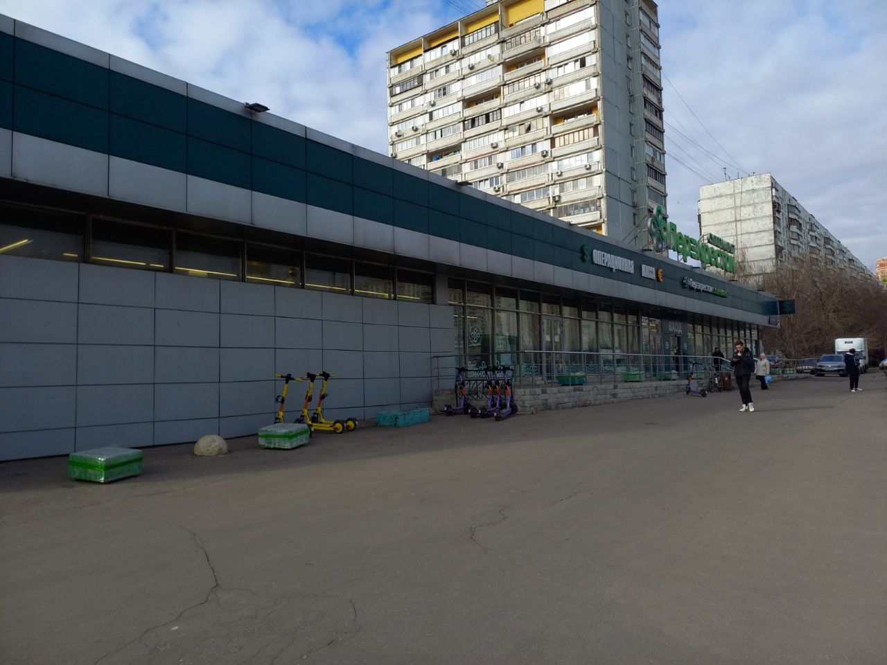 Торговом центре на Мичуринском проспекте, 44А