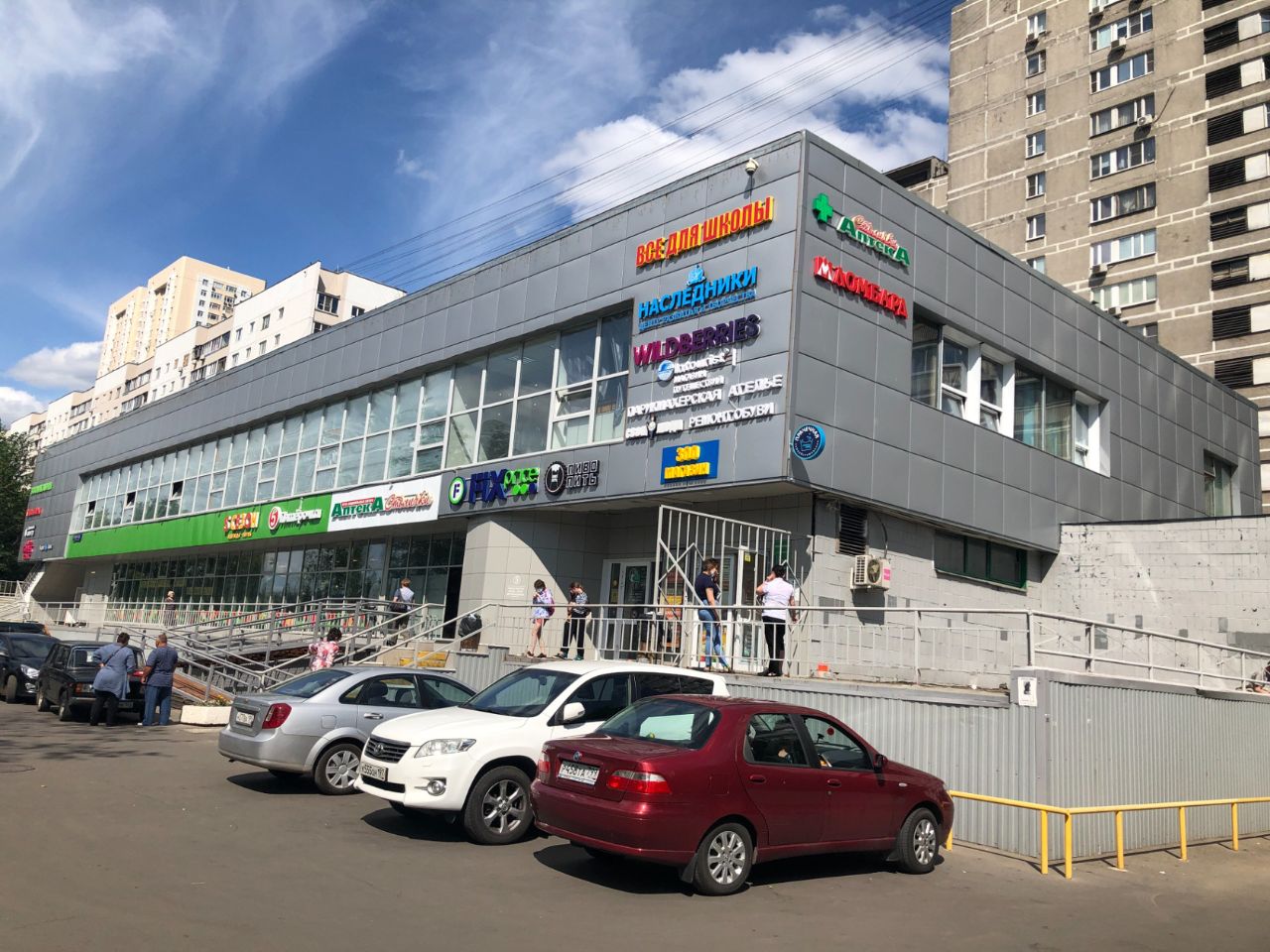 Торговом центре на ул. Дубнинская, 36