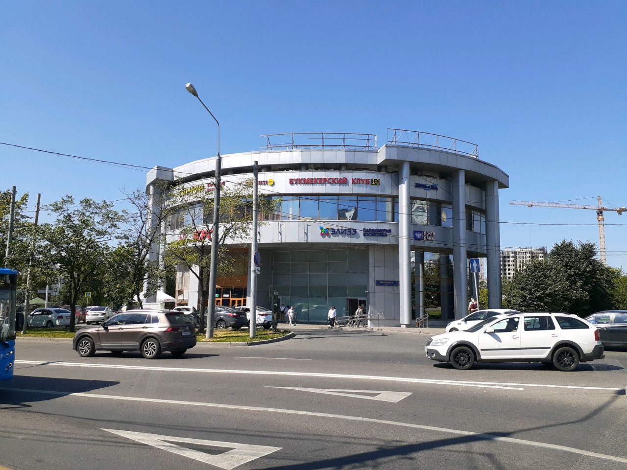 Торговом центре на ул. Покрышкина, 2к1