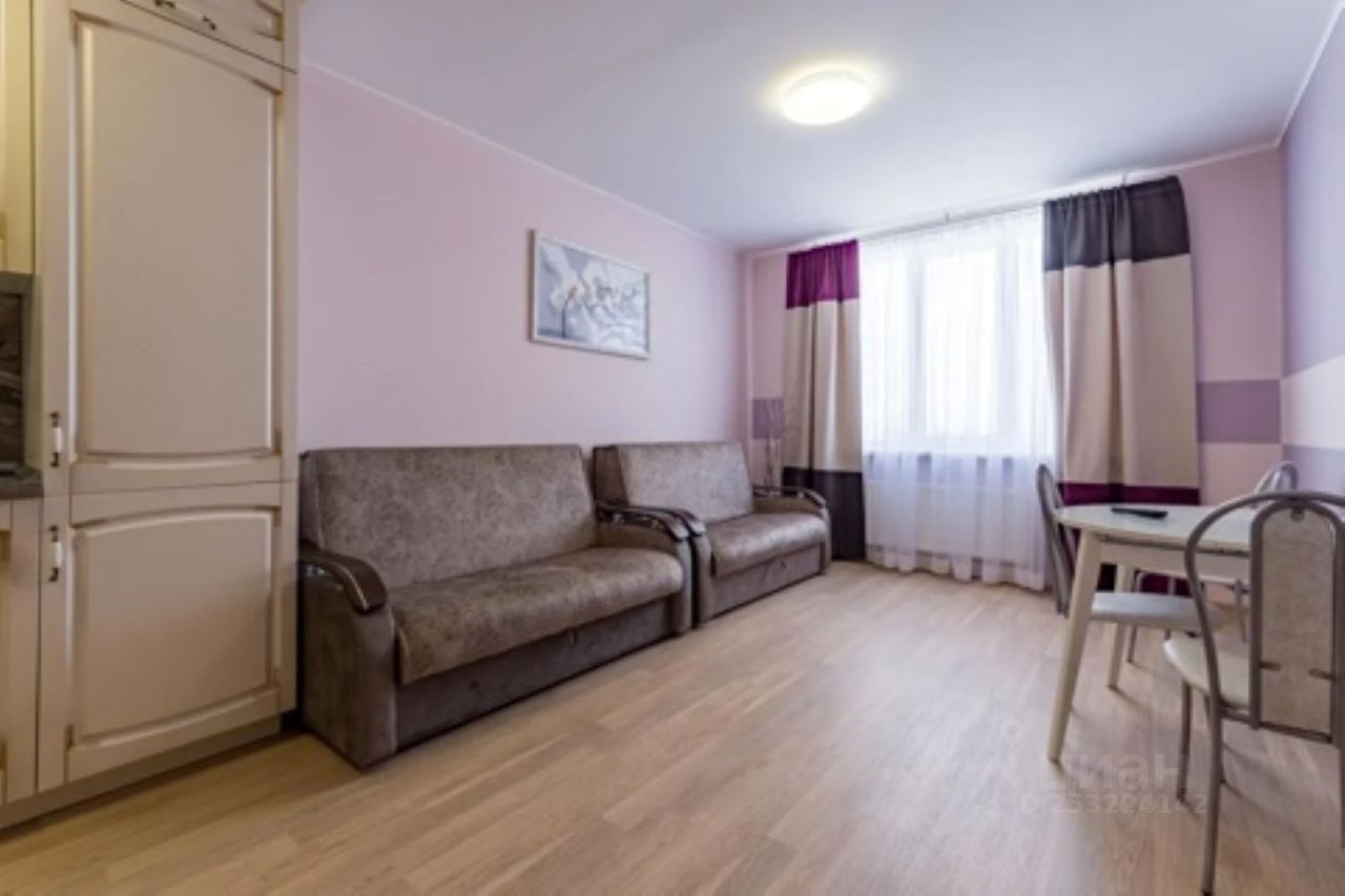 Светлая 2-комнатная квартира, 49 кв.м, 7 этаж, Екатеринбург. Уютная гостиная с диванами, обеденная зона, большие окна, современный ремонт.